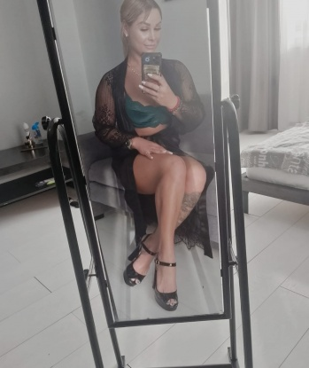 Аппетитная и сексуальная леди с шикарной фигурой приглашает встретиться для яркого и страстного времяпровождения. Отдам себя ласкам и ухаживаниям, погрузимся в мир наслаждения и ощущений. Жду тебя, мой герой! 12242, 27 лет